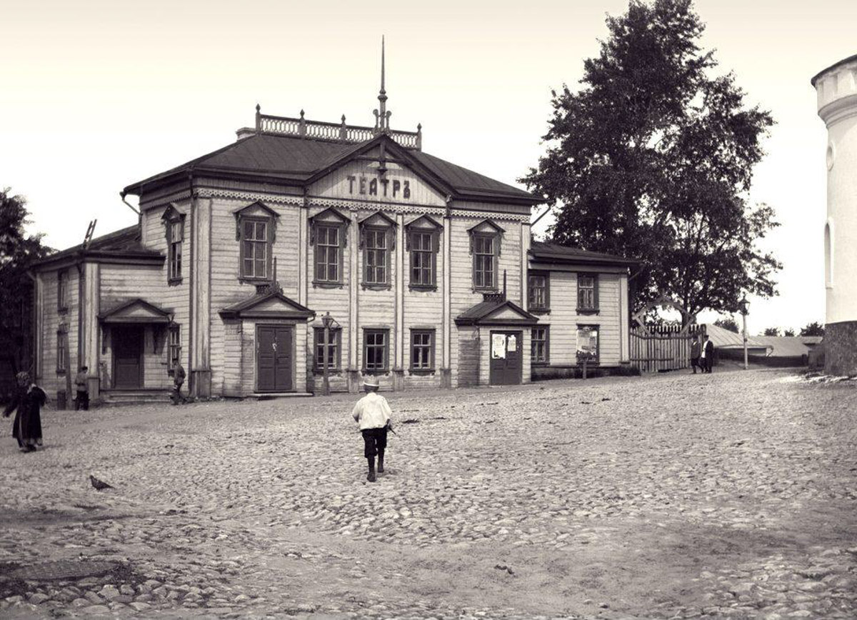 Несмотря на аутентичную внешность, наш город переживал серьезные трансформации. Одни нам удалось застать, другие произошли слишком давно. Но интересно же узнать, что было на месте привычных нам объектов и как выглядели ныне популярные локации раньше! На помощь приходят фото, зафиксировавшие исчезнувшее наследие.