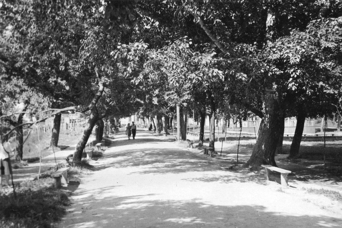 Несмотря на аутентичную внешность, наш город переживал серьезные трансформации. Одни нам удалось застать, другие произошли слишком давно. Но интересно же узнать, что было на месте привычных нам объектов и как выглядели ныне популярные локации раньше! На помощь приходят фото, зафиксировавшие исчезнувшее наследие.