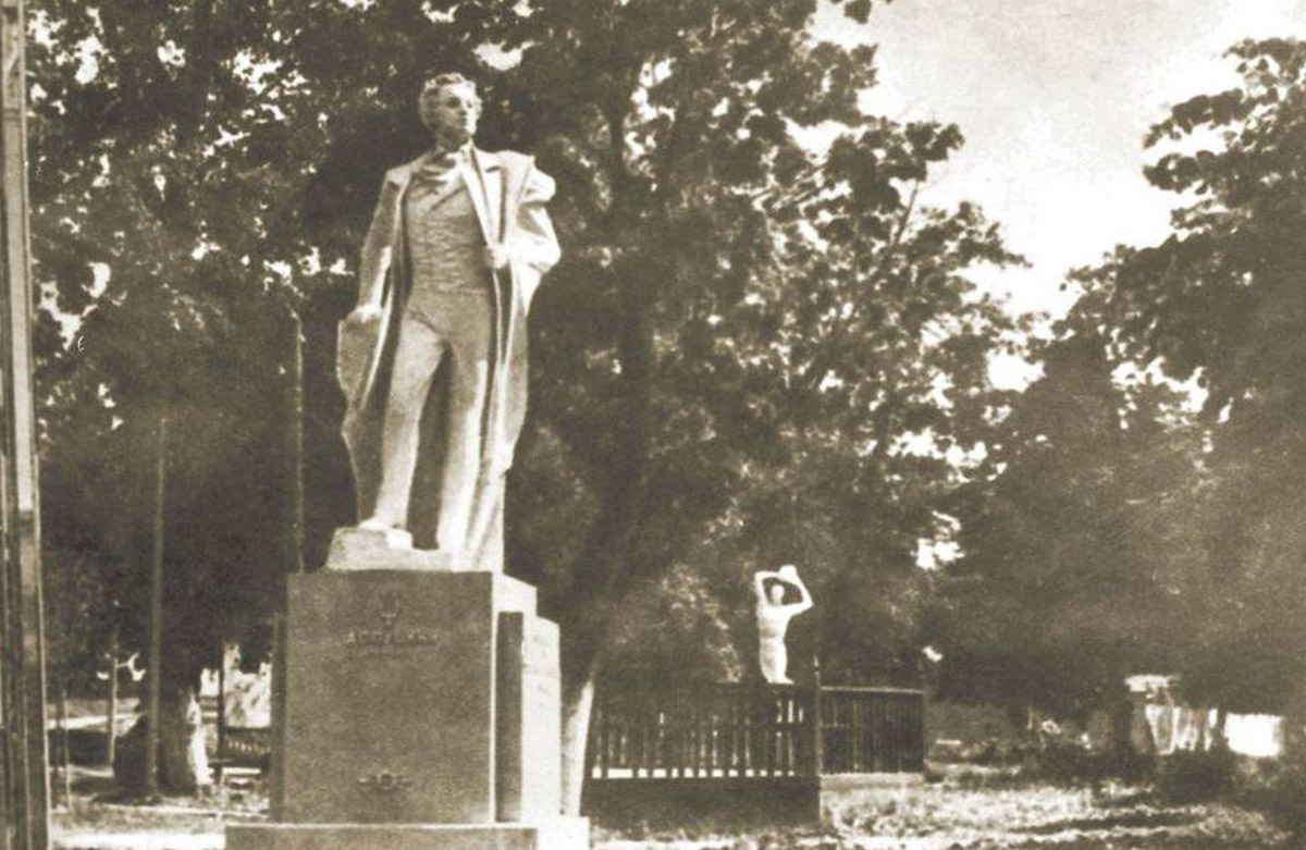 Несмотря на аутентичную внешность, наш город переживал серьезные трансформации. Одни нам удалось застать, другие произошли слишком давно. Но интересно же узнать, что было на месте привычных нам объектов и как выглядели ныне популярные локации раньше! На помощь приходят фото, зафиксировавшие исчезнувшее наследие.