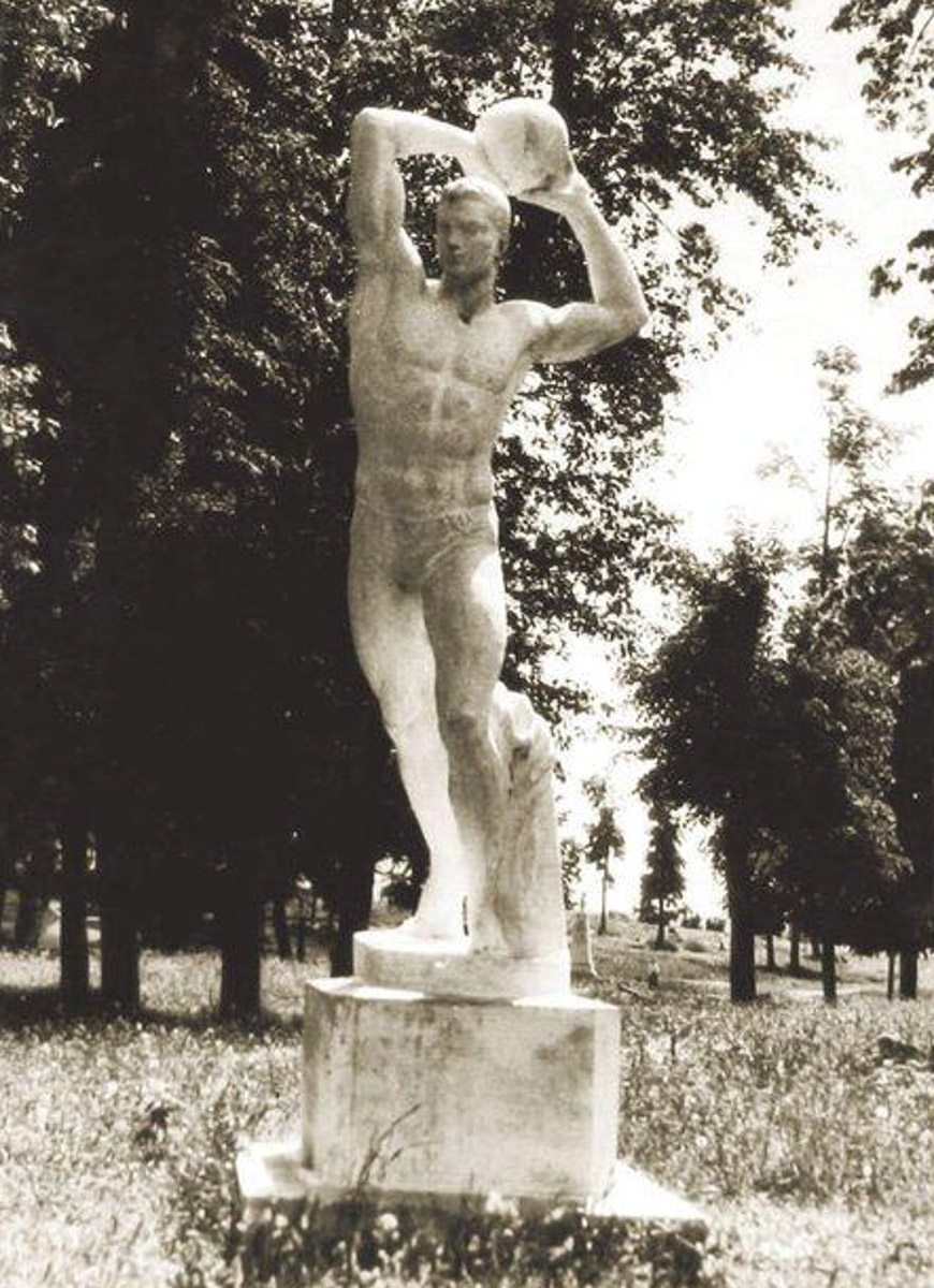 Несмотря на аутентичную внешность, наш город переживал серьезные трансформации. Одни нам удалось застать, другие произошли слишком давно. Но интересно же узнать, что было на месте привычных нам объектов и как выглядели ныне популярные локации раньше! На помощь приходят фото, зафиксировавшие исчезнувшее наследие.