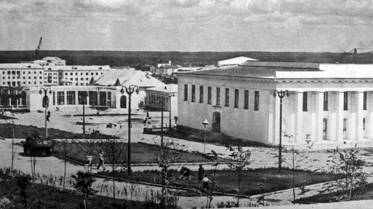 Несмотря на аутентичную внешность, наш город переживал серьезные трансформации. Одни нам удалось застать, другие произошли слишком давно. Но интересно же узнать, что было на месте привычных нам объектов и как выглядели ныне популярные локации раньше! На помощь приходят фото, зафиксировавшие исчезнувшее наследие.