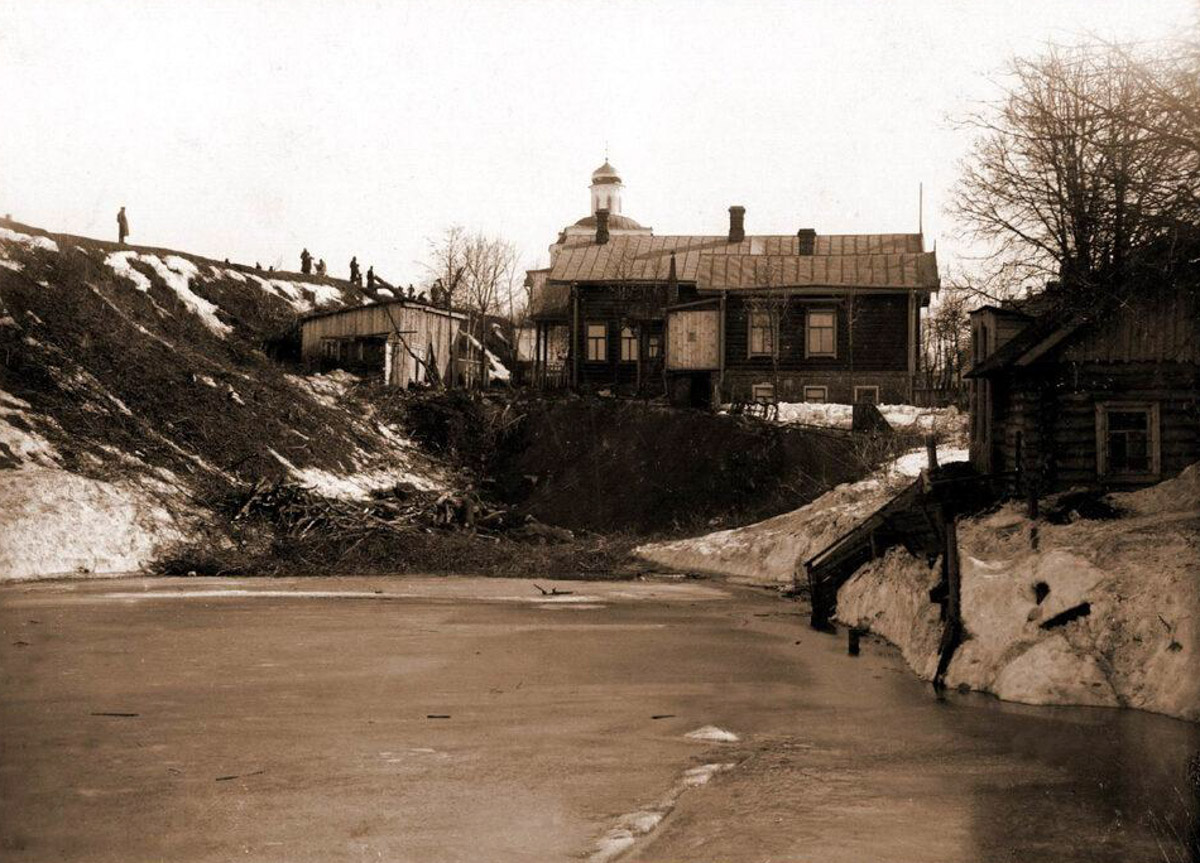 Несмотря на аутентичную внешность, наш город переживал серьезные трансформации. Одни нам удалось застать, другие произошли слишком давно. Но интересно же узнать, что было на месте привычных нам объектов и как выглядели ныне популярные локации раньше! На помощь приходят фото, зафиксировавшие исчезнувшее наследие.