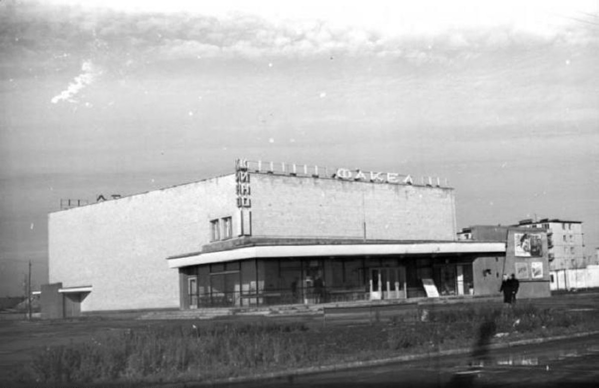 Несмотря на аутентичную внешность, наш город переживал серьезные трансформации. Одни нам удалось застать, другие произошли слишком давно. Но интересно же узнать, что было на месте привычных нам объектов и как выглядели ныне популярные локации раньше! На помощь приходят фото, зафиксировавшие исчезнувшее наследие.