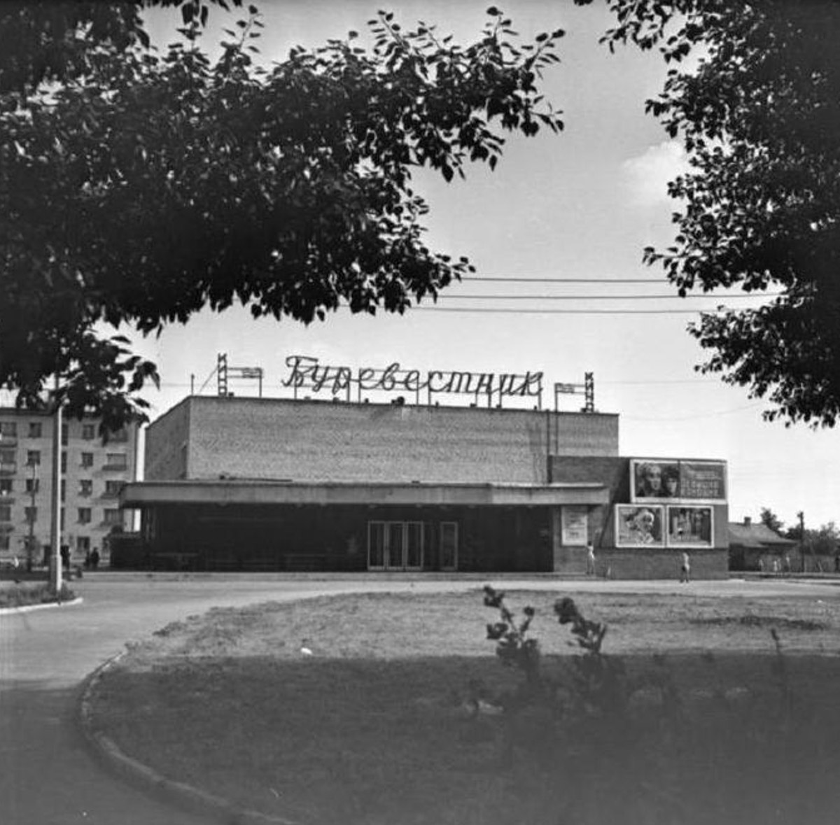 Несмотря на аутентичную внешность, наш город переживал серьезные трансформации. Одни нам удалось застать, другие произошли слишком давно. Но интересно же узнать, что было на месте привычных нам объектов и как выглядели ныне популярные локации раньше! На помощь приходят фото, зафиксировавшие исчезнувшее наследие.