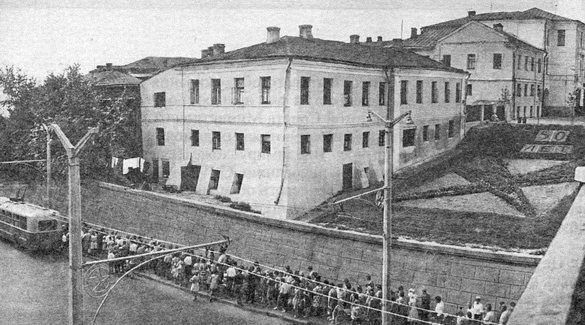 Несмотря на аутентичную внешность, наш город переживал серьезные трансформации. Одни нам удалось застать, другие произошли слишком давно. Но интересно же узнать, что было на месте привычных нам объектов и как выглядели ныне популярные локации раньше! На помощь приходят фото, зафиксировавшие исчезнувшее наследие.