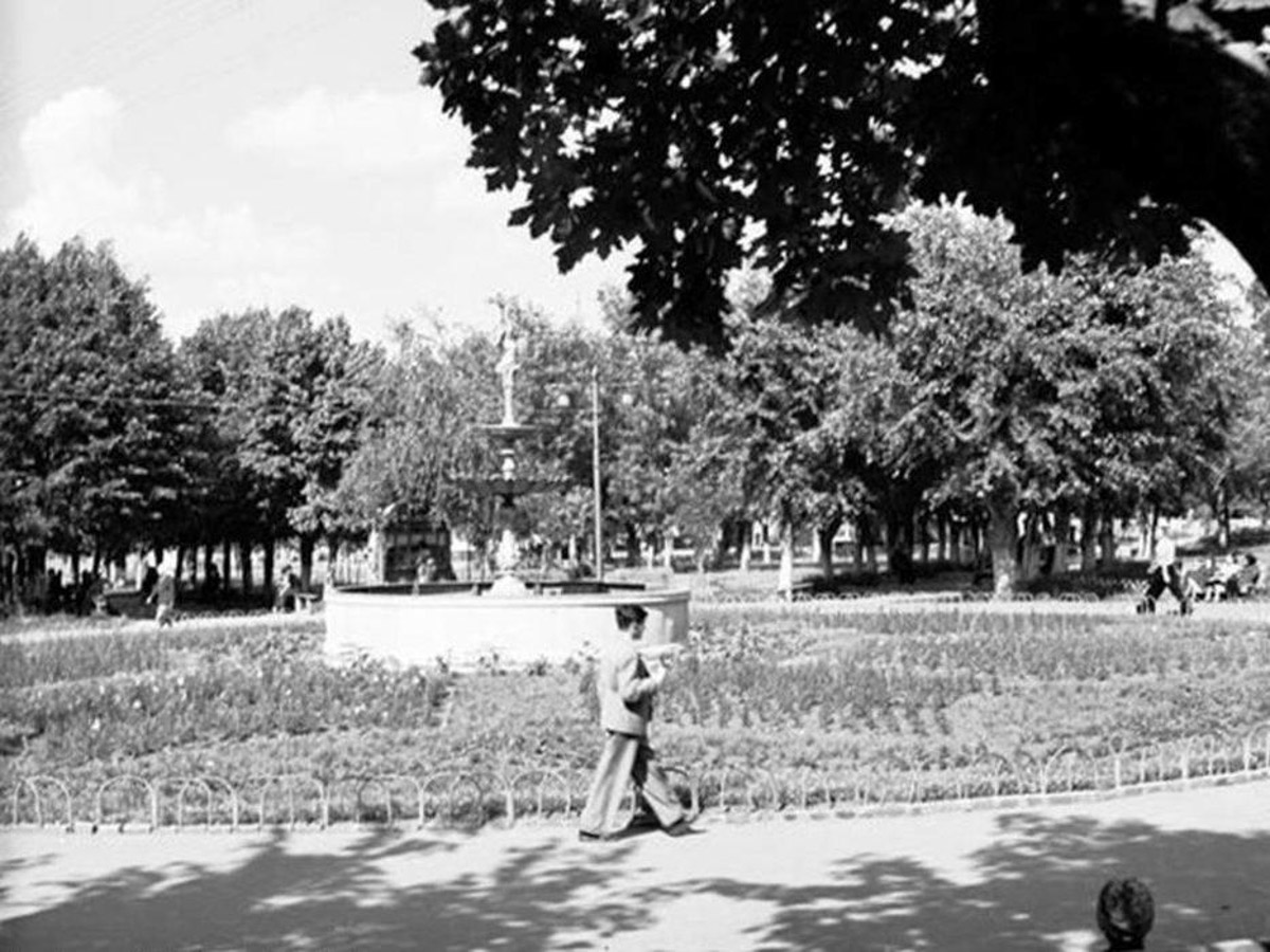 Несмотря на аутентичную внешность, наш город переживал серьезные трансформации. Одни нам удалось застать, другие произошли слишком давно. Но интересно же узнать, что было на месте привычных нам объектов и как выглядели ныне популярные локации раньше! На помощь приходят фото, зафиксировавшие исчезнувшее наследие.