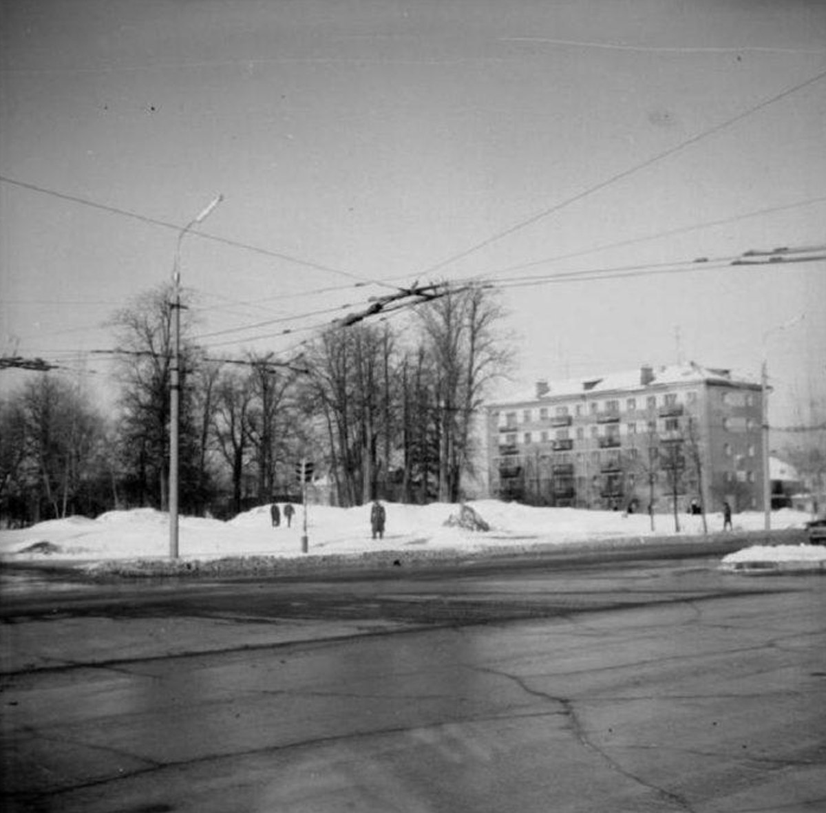 Несмотря на аутентичную внешность, наш город переживал серьезные трансформации. Одни нам удалось застать, другие произошли слишком давно. Но интересно же узнать, что было на месте привычных нам объектов и как выглядели ныне популярные локации раньше! На помощь приходят фото, зафиксировавшие исчезнувшее наследие.