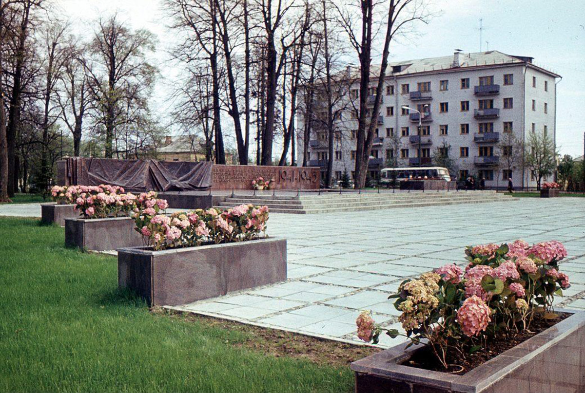 Несмотря на аутентичную внешность, наш город переживал серьезные трансформации. Одни нам удалось застать, другие произошли слишком давно. Но интересно же узнать, что было на месте привычных нам объектов и как выглядели ныне популярные локации раньше! На помощь приходят фото, зафиксировавшие исчезнувшее наследие.