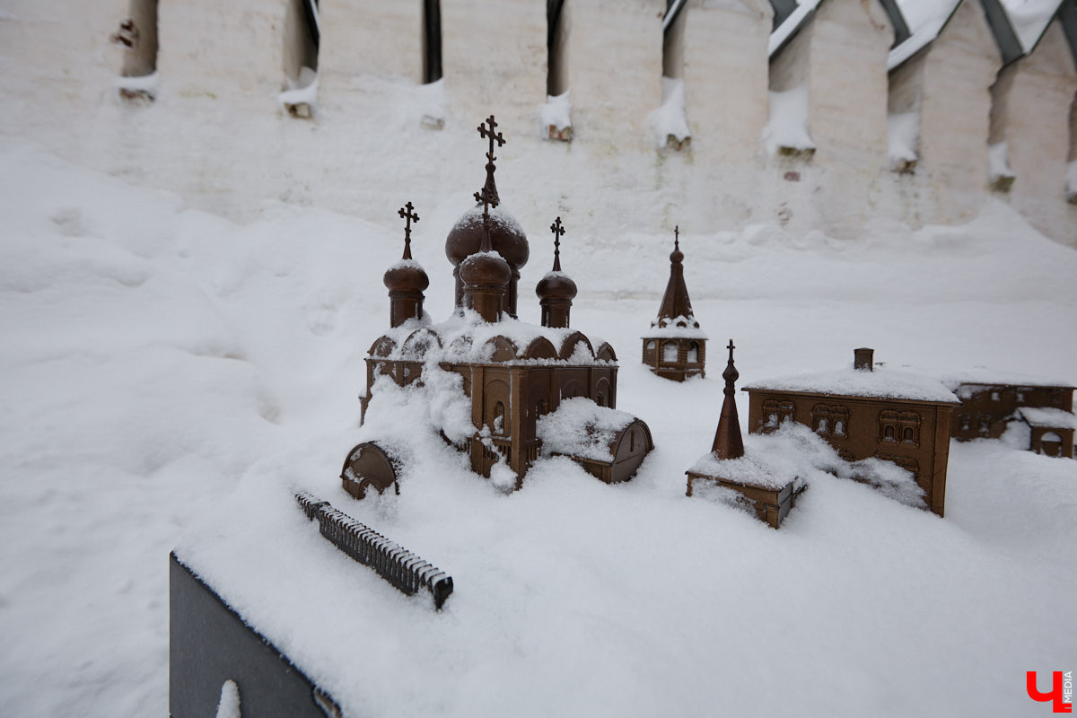 Рейтинг самых больших арт-объектов 33-го региона мы уже составляли, теперь пришло время миниатюрных скульптур, декораторских решений, моделей и инсталляций. Из-за размеров заметить их на улицах города куда сложнее, зато и искать интереснее.