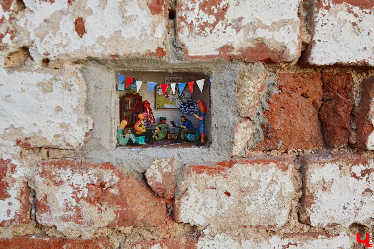 Рейтинг самых больших арт-объектов 33-го региона мы уже составляли, теперь пришло время миниатюрных скульптур, декораторских решений, моделей и инсталляций. Из-за размеров заметить их на улицах города куда сложнее, зато и искать интереснее.