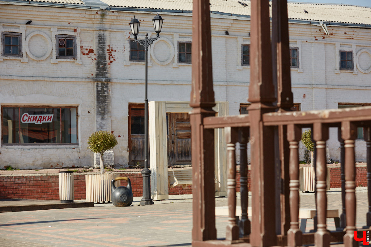 Рейтинг самых больших арт-объектов 33-го региона мы уже составляли, теперь пришло время миниатюрных скульптур, декораторских решений, моделей и инсталляций. Из-за размеров заметить их на улицах города куда сложнее, зато и искать интереснее.