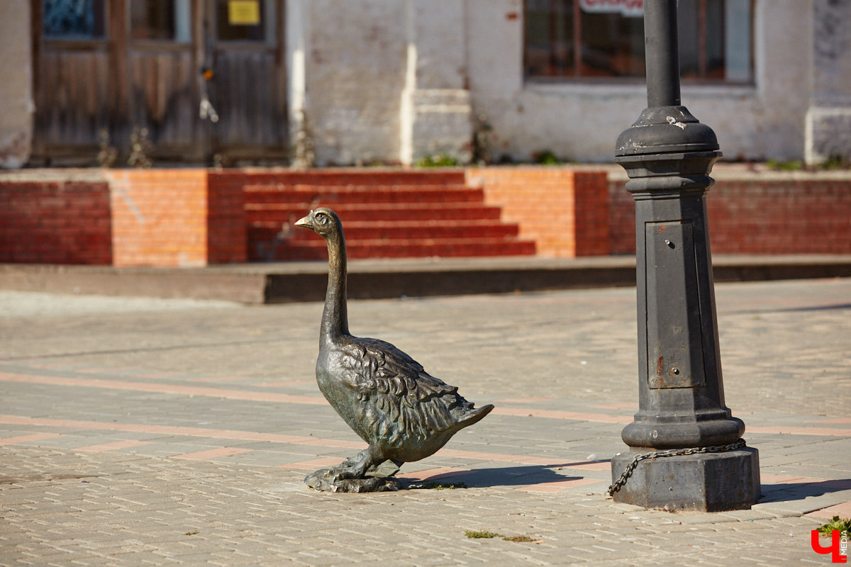 Рейтинг самых больших арт-объектов 33-го региона мы уже составляли, теперь пришло время миниатюрных скульптур, декораторских решений, моделей и инсталляций. Из-за размеров заметить их на улицах города куда сложнее, зато и искать интереснее.