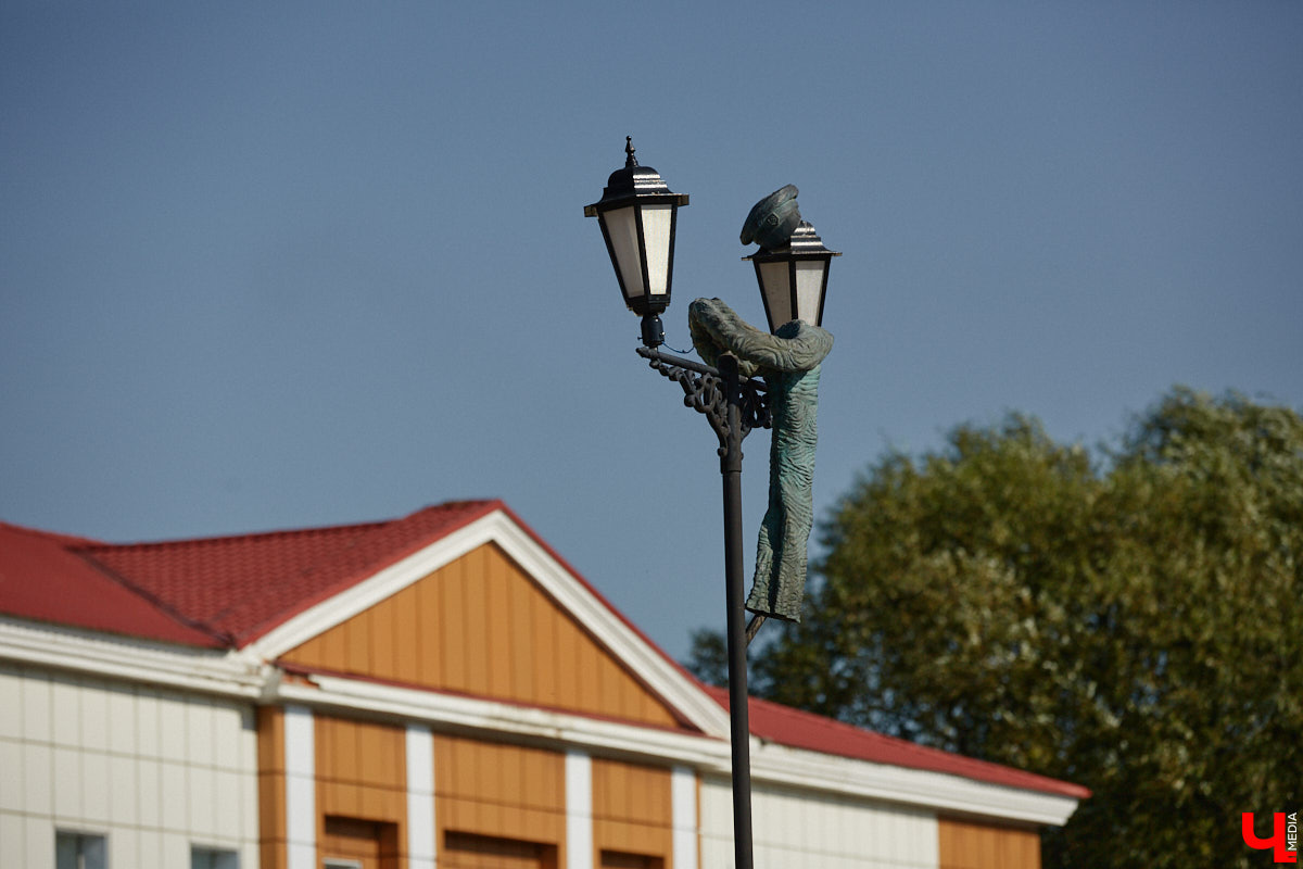 Рейтинг самых больших арт-объектов 33-го региона мы уже составляли, теперь пришло время миниатюрных скульптур, декораторских решений, моделей и инсталляций. Из-за размеров заметить их на улицах города куда сложнее, зато и искать интереснее.