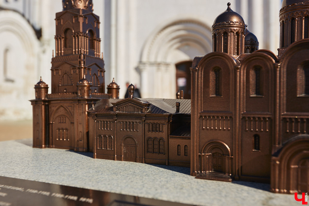 Рейтинг самых больших арт-объектов 33-го региона мы уже составляли, теперь пришло время миниатюрных скульптур, декораторских решений, моделей и инсталляций. Из-за размеров заметить их на улицах города куда сложнее, зато и искать интереснее.