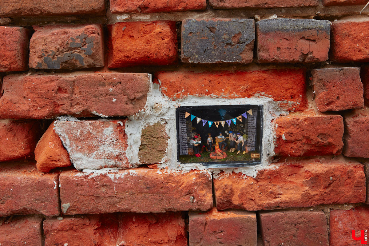 Рейтинг самых больших арт-объектов 33-го региона мы уже составляли, теперь пришло время миниатюрных скульптур, декораторских решений, моделей и инсталляций. Из-за размеров заметить их на улицах города куда сложнее, зато и искать интереснее.