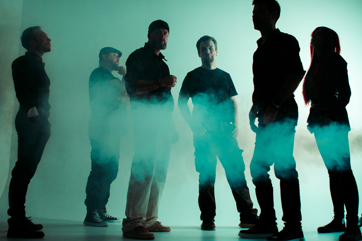 Десять лет тишины. Без релизов и попыток напомнить о себе. В какой-то момент казалось, что группа «СОЛЬ» уже не вернется, но внезапно случилась пересборка команды: новое время потребовало иного звучания. У коллектива вышел альбом «XXI проходящий». Два ключевых участника группы, Александр Усов и Михаил Бужин, рассказали, что стоит за возвращением на сцену и тем, что сегодня пронизывает их музыку.