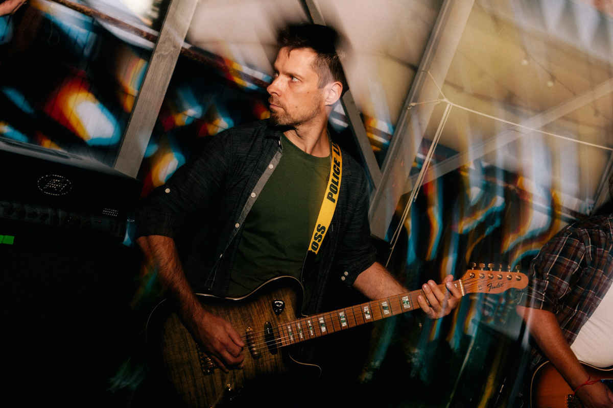 Десять лет тишины. Без релизов и попыток напомнить о себе. В какой-то момент казалось, что группа «СОЛЬ» уже не вернется, но внезапно случилась пересборка команды: новое время потребовало иного звучания. У коллектива вышел альбом «XXI проходящий». Два ключевых участника группы, Александр Усов и Михаил Бужин, рассказали, что стоит за возвращением на сцену и тем, что сегодня пронизывает их музыку.