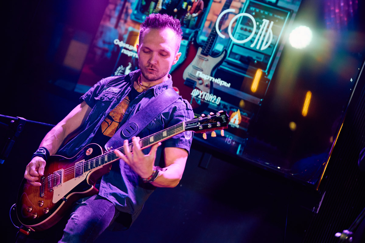 Десять лет тишины. Без релизов и попыток напомнить о себе. В какой-то момент казалось, что группа «СОЛЬ» уже не вернется, но внезапно случилась пересборка команды: новое время потребовало иного звучания. У коллектива вышел альбом «XXI проходящий». Два ключевых участника группы, Александр Усов и Михаил Бужин, рассказали, что стоит за возвращением на сцену и тем, что сегодня пронизывает их музыку.