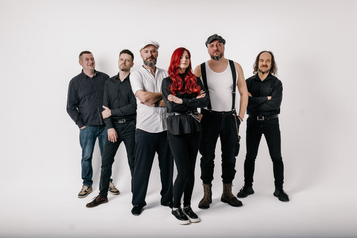 Десять лет тишины. Без релизов и попыток напомнить о себе. В какой-то момент казалось, что группа «СОЛЬ» уже не вернется, но внезапно случилась пересборка команды: новое время потребовало иного звучания. У коллектива вышел альбом «XXI проходящий». Два ключевых участника группы, Александр Усов и Михаил Бужин, рассказали, что стоит за возвращением на сцену и тем, что сегодня пронизывает их музыку.