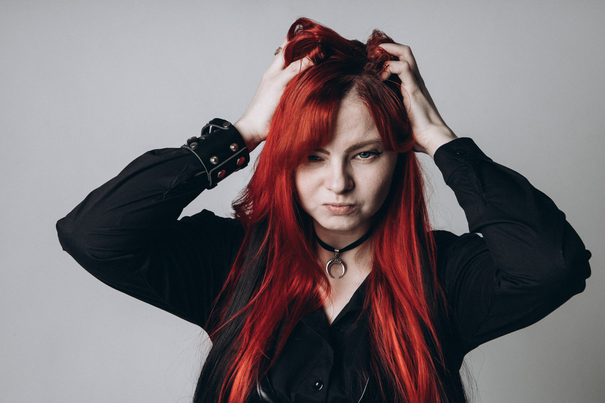 Десять лет тишины. Без релизов и попыток напомнить о себе. В какой-то момент казалось, что группа «СОЛЬ» уже не вернется, но внезапно случилась пересборка команды: новое время потребовало иного звучания. У коллектива вышел альбом «XXI проходящий». Два ключевых участника группы, Александр Усов и Михаил Бужин, рассказали, что стоит за возвращением на сцену и тем, что сегодня пронизывает их музыку.