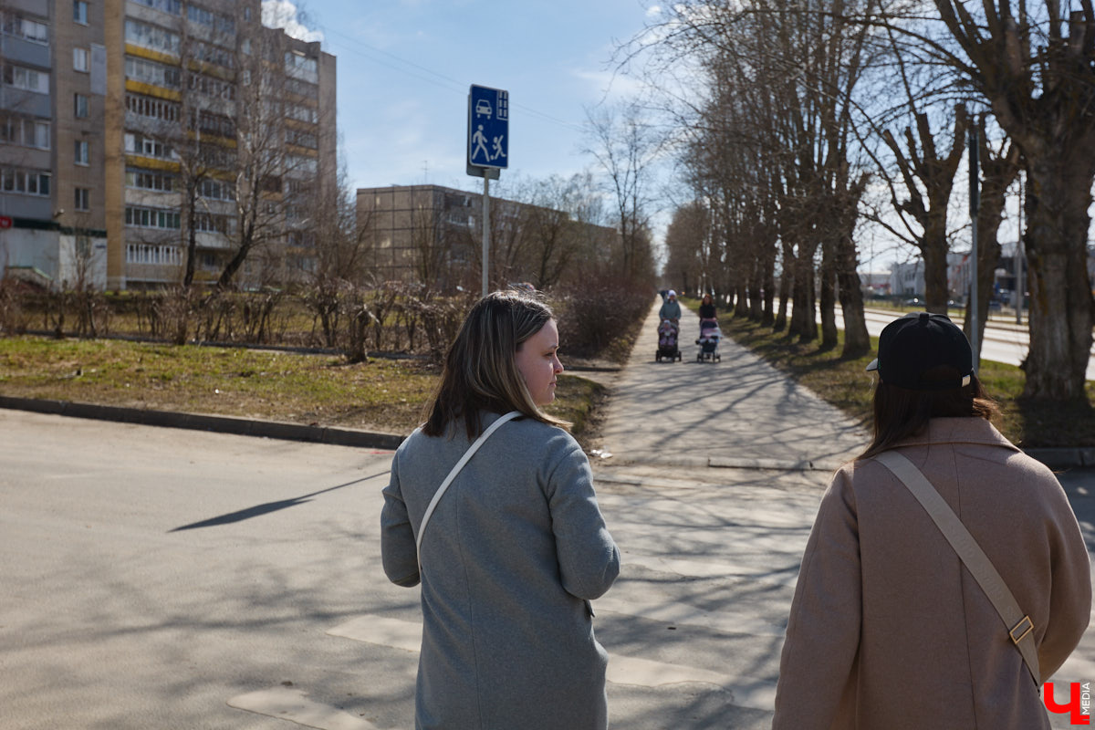 Юрьевец уже давно полноценная городская ячейка. Но мало кто знает, что сердце этого уголка поделено на две части. С одной стороны виден тихий сектор самых первых и уютных многоэтажек, с другой — растущие ввысь «человейники» с многочисленными магазинами. Ирина Коновалова прогулялась с нами по двум «параллельным мирам» микрорайона и рассказала, как изменились родные ей улочки за последние 15 лет.