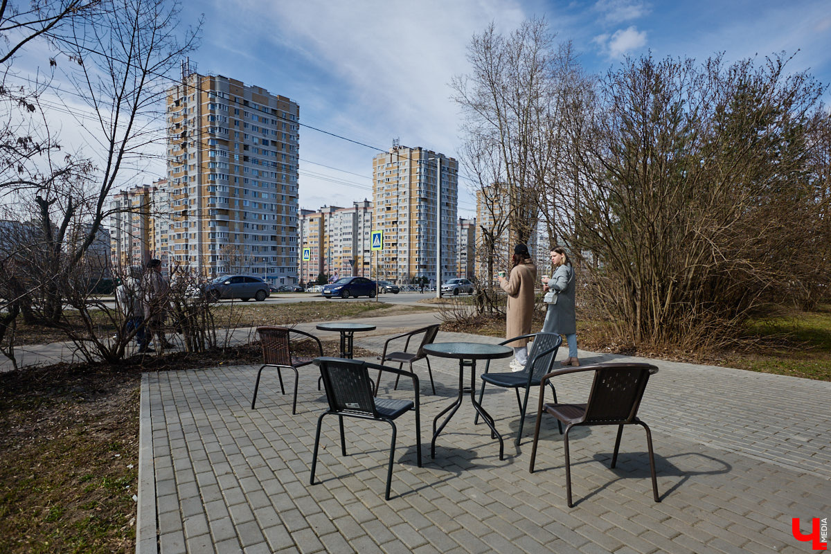 Юрьевец уже давно полноценная городская ячейка. Но мало кто знает, что сердце этого уголка поделено на две части. С одной стороны виден тихий сектор самых первых и уютных многоэтажек, с другой — растущие ввысь «человейники» с многочисленными магазинами. Ирина Коновалова прогулялась с нами по двум «параллельным мирам» микрорайона и рассказала, как изменились родные ей улочки за последние 15 лет.