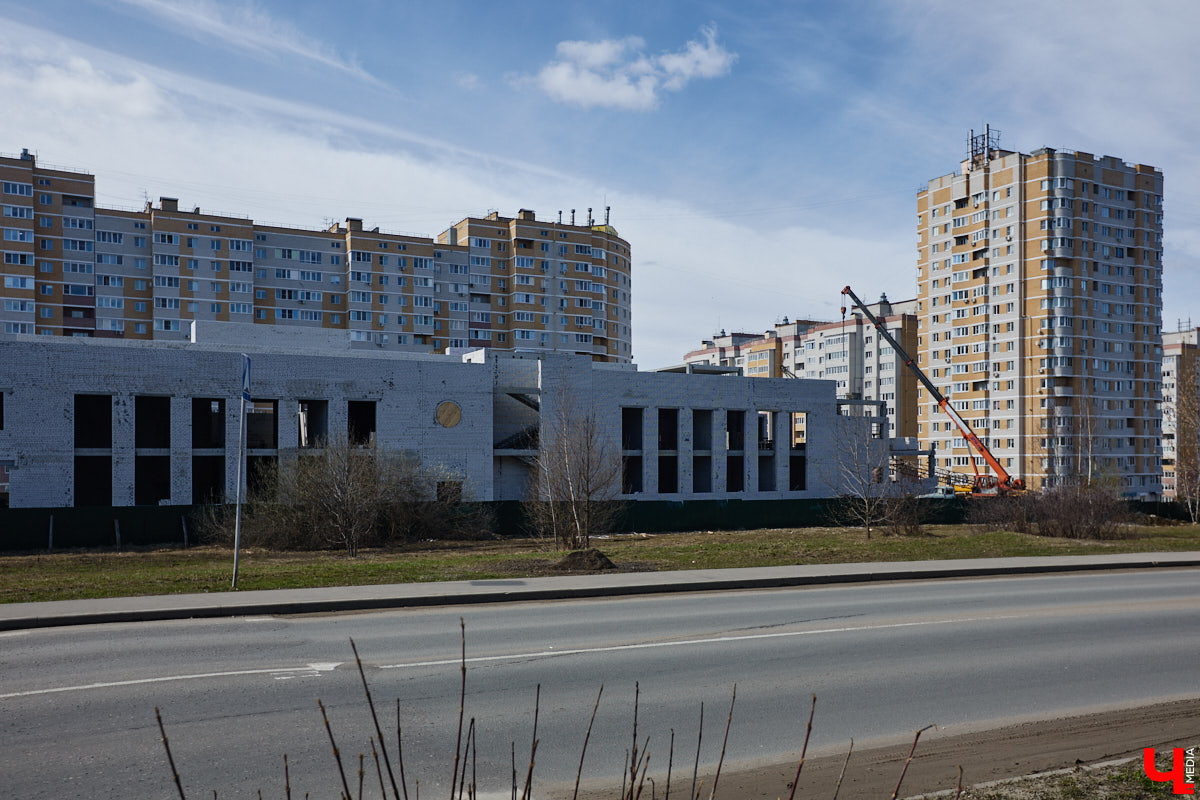 Юрьевец уже давно полноценная городская ячейка. Но мало кто знает, что сердце этого уголка поделено на две части. С одной стороны виден тихий сектор самых первых и уютных многоэтажек, с другой — растущие ввысь «человейники» с многочисленными магазинами. Ирина Коновалова прогулялась с нами по двум «параллельным мирам» микрорайона и рассказала, как изменились родные ей улочки за последние 15 лет.