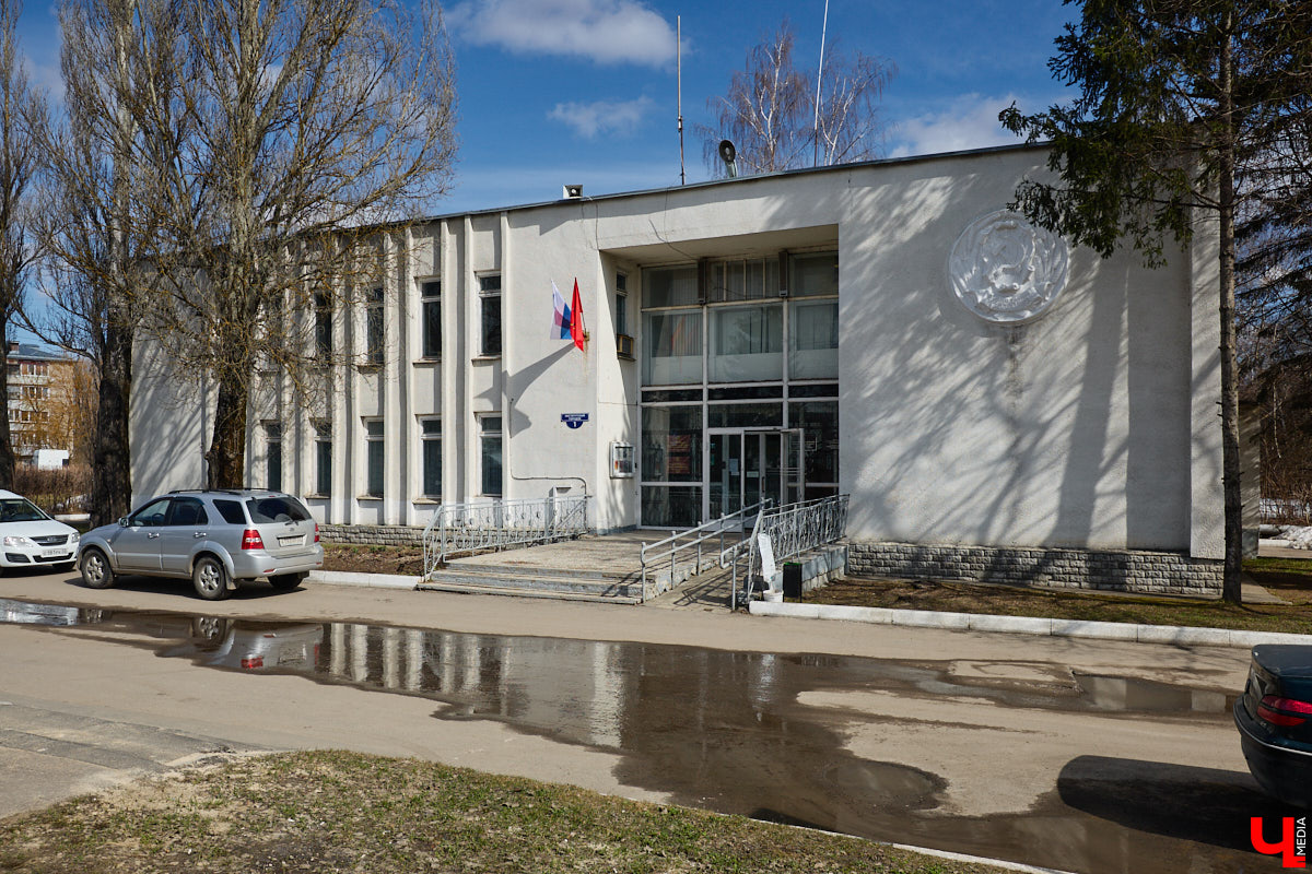 Юрьевец уже давно полноценная городская ячейка. Но мало кто знает, что сердце этого уголка поделено на две части. С одной стороны виден тихий сектор самых первых и уютных многоэтажек, с другой — растущие ввысь «человейники» с многочисленными магазинами. Ирина Коновалова прогулялась с нами по двум «параллельным мирам» микрорайона и рассказала, как изменились родные ей улочки за последние 15 лет.