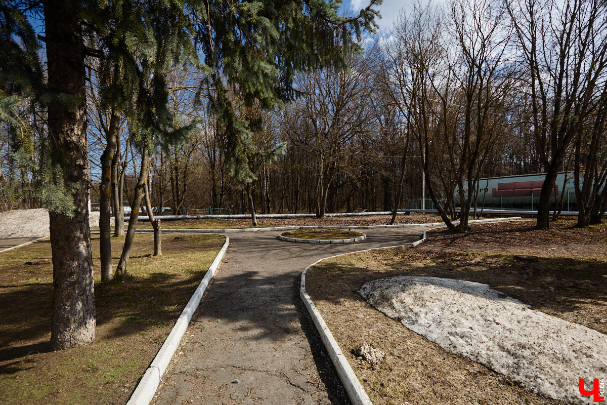 Юрьевец уже давно полноценная городская ячейка. Но мало кто знает, что сердце этого уголка поделено на две части. С одной стороны виден тихий сектор самых первых и уютных многоэтажек, с другой — растущие ввысь «человейники» с многочисленными магазинами. Ирина Коновалова прогулялась с нами по двум «параллельным мирам» микрорайона и рассказала, как изменились родные ей улочки за последние 15 лет.