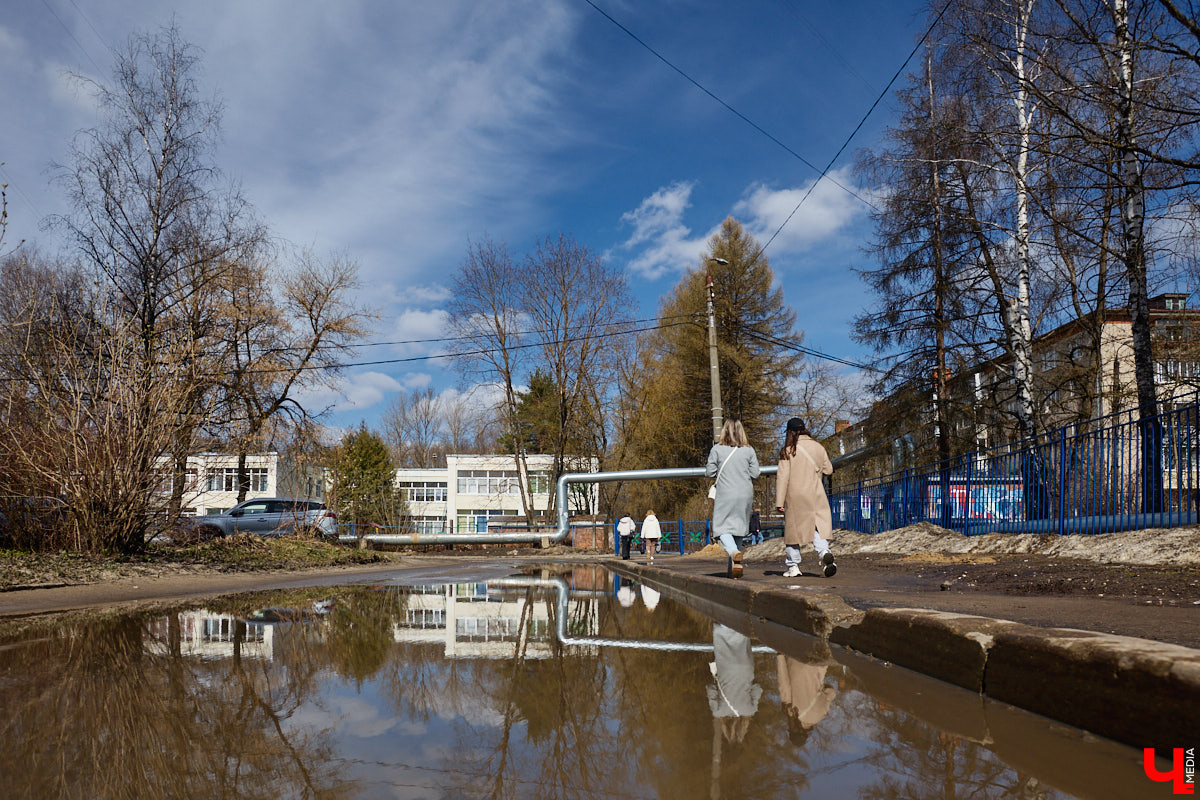 Юрьевец уже давно полноценная городская ячейка. Но мало кто знает, что сердце этого уголка поделено на две части. С одной стороны виден тихий сектор самых первых и уютных многоэтажек, с другой — растущие ввысь «человейники» с многочисленными магазинами. Ирина Коновалова прогулялась с нами по двум «параллельным мирам» микрорайона и рассказала, как изменились родные ей улочки за последние 15 лет.