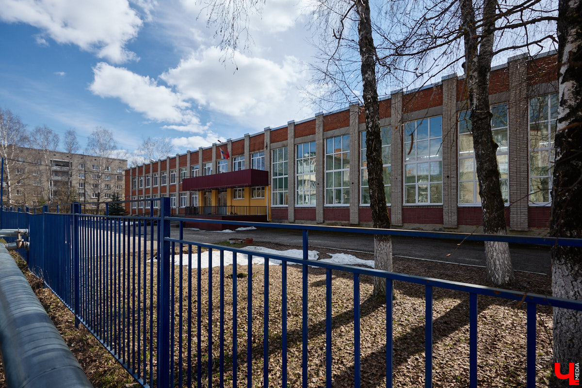 Юрьевец уже давно полноценная городская ячейка. Но мало кто знает, что сердце этого уголка поделено на две части. С одной стороны виден тихий сектор самых первых и уютных многоэтажек, с другой — растущие ввысь «человейники» с многочисленными магазинами. Ирина Коновалова прогулялась с нами по двум «параллельным мирам» микрорайона и рассказала, как изменились родные ей улочки за последние 15 лет.