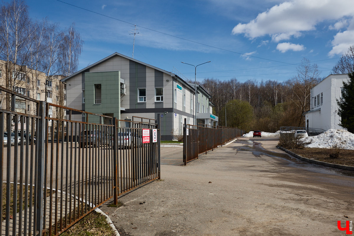 Юрьевец уже давно полноценная городская ячейка. Но мало кто знает, что сердце этого уголка поделено на две части. С одной стороны виден тихий сектор самых первых и уютных многоэтажек, с другой — растущие ввысь «человейники» с многочисленными магазинами. Ирина Коновалова прогулялась с нами по двум «параллельным мирам» микрорайона и рассказала, как изменились родные ей улочки за последние 15 лет.