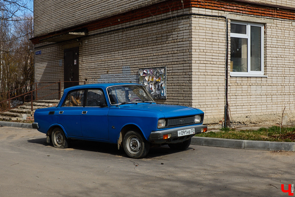Юрьевец уже давно полноценная городская ячейка. Но мало кто знает, что сердце этого уголка поделено на две части. С одной стороны виден тихий сектор самых первых и уютных многоэтажек, с другой — растущие ввысь «человейники» с многочисленными магазинами. Ирина Коновалова прогулялась с нами по двум «параллельным мирам» микрорайона и рассказала, как изменились родные ей улочки за последние 15 лет.