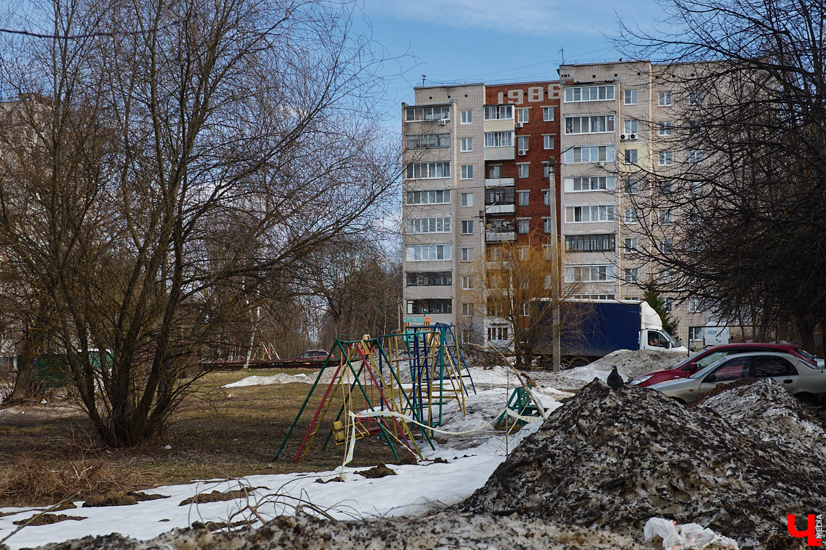 Юрьевец уже давно полноценная городская ячейка. Но мало кто знает, что сердце этого уголка поделено на две части. С одной стороны виден тихий сектор самых первых и уютных многоэтажек, с другой — растущие ввысь «человейники» с многочисленными магазинами. Ирина Коновалова прогулялась с нами по двум «параллельным мирам» микрорайона и рассказала, как изменились родные ей улочки за последние 15 лет.