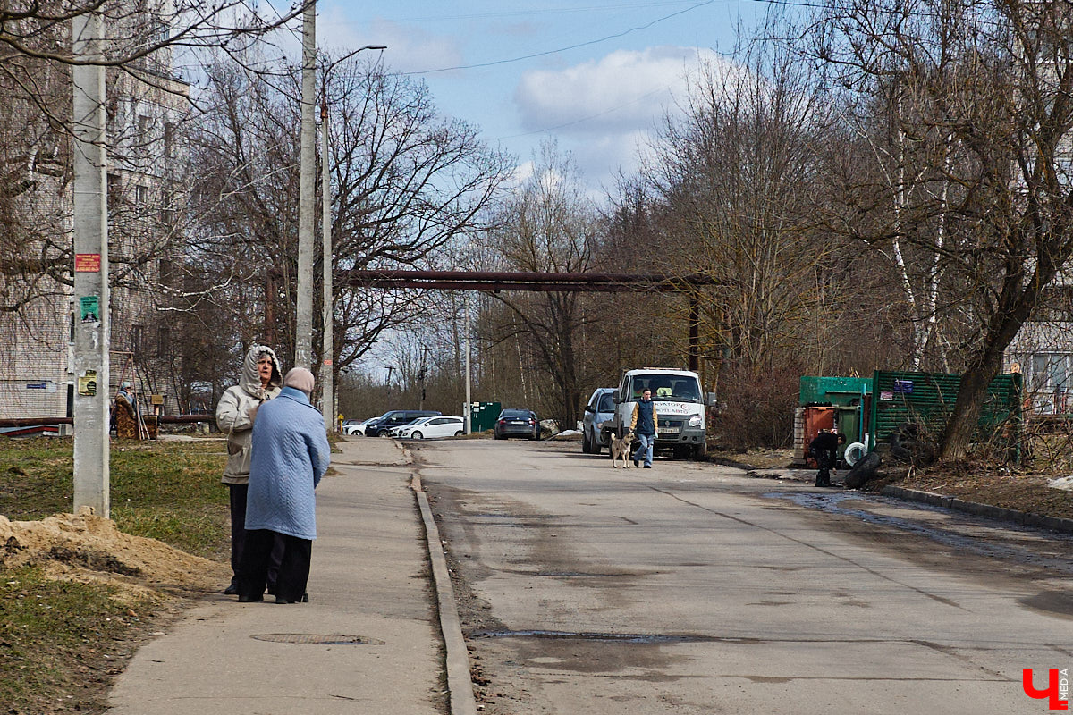 Юрьевец уже давно полноценная городская ячейка. Но мало кто знает, что сердце этого уголка поделено на две части. С одной стороны виден тихий сектор самых первых и уютных многоэтажек, с другой — растущие ввысь «человейники» с многочисленными магазинами. Ирина Коновалова прогулялась с нами по двум «параллельным мирам» микрорайона и рассказала, как изменились родные ей улочки за последние 15 лет.