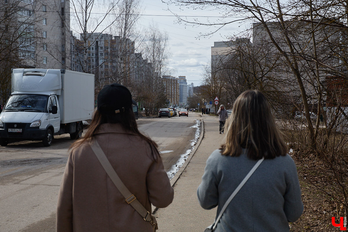 Юрьевец уже давно полноценная городская ячейка. Но мало кто знает, что сердце этого уголка поделено на две части. С одной стороны виден тихий сектор самых первых и уютных многоэтажек, с другой — растущие ввысь «человейники» с многочисленными магазинами. Ирина Коновалова прогулялась с нами по двум «параллельным мирам» микрорайона и рассказала, как изменились родные ей улочки за последние 15 лет.