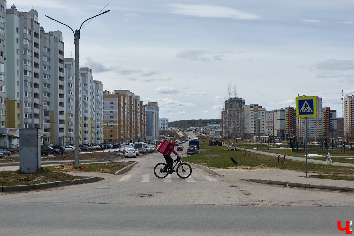 Юрьевец уже давно полноценная городская ячейка. Но мало кто знает, что сердце этого уголка поделено на две части. С одной стороны виден тихий сектор самых первых и уютных многоэтажек, с другой — растущие ввысь «человейники» с многочисленными магазинами. Ирина Коновалова прогулялась с нами по двум «параллельным мирам» микрорайона и рассказала, как изменились родные ей улочки за последние 15 лет.