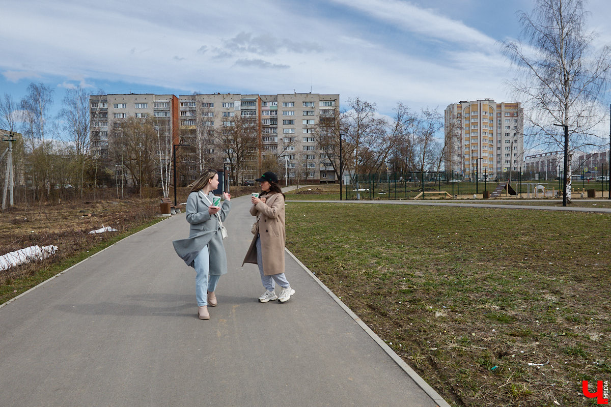 Юрьевец уже давно полноценная городская ячейка. Но мало кто знает, что сердце этого уголка поделено на две части. С одной стороны виден тихий сектор самых первых и уютных многоэтажек, с другой — растущие ввысь «человейники» с многочисленными магазинами. Ирина Коновалова прогулялась с нами по двум «параллельным мирам» микрорайона и рассказала, как изменились родные ей улочки за последние 15 лет.