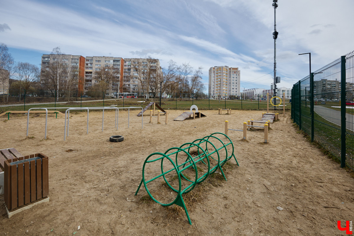 Юрьевец уже давно полноценная городская ячейка. Но мало кто знает, что сердце этого уголка поделено на две части. С одной стороны виден тихий сектор самых первых и уютных многоэтажек, с другой — растущие ввысь «человейники» с многочисленными магазинами. Ирина Коновалова прогулялась с нами по двум «параллельным мирам» микрорайона и рассказала, как изменились родные ей улочки за последние 15 лет.