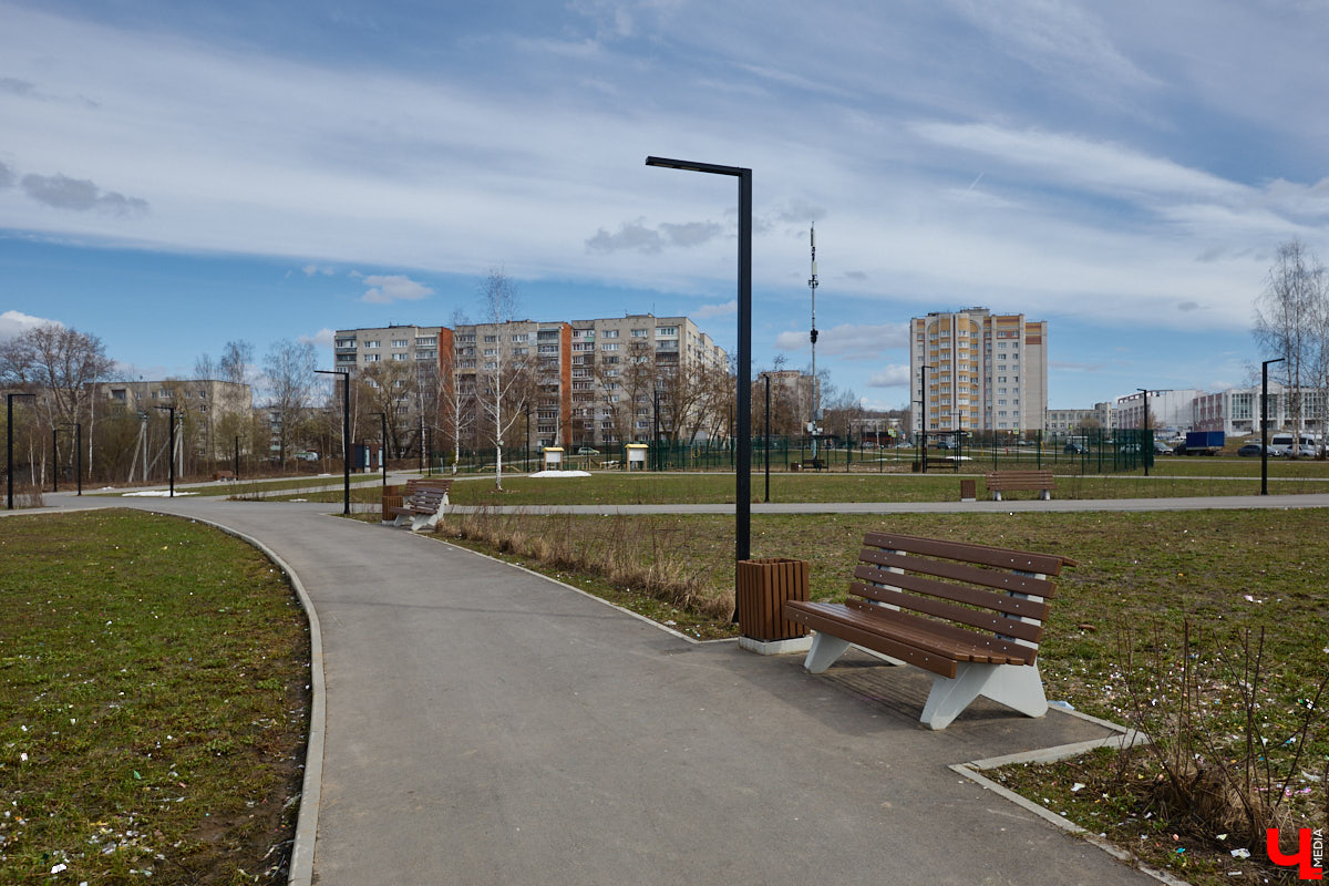 Юрьевец уже давно полноценная городская ячейка. Но мало кто знает, что сердце этого уголка поделено на две части. С одной стороны виден тихий сектор самых первых и уютных многоэтажек, с другой — растущие ввысь «человейники» с многочисленными магазинами. Ирина Коновалова прогулялась с нами по двум «параллельным мирам» микрорайона и рассказала, как изменились родные ей улочки за последние 15 лет.