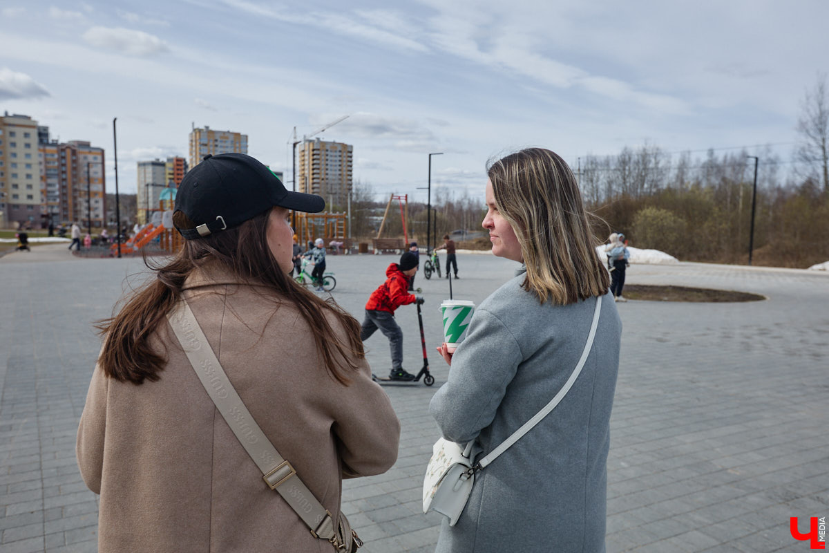 Юрьевец уже давно полноценная городская ячейка. Но мало кто знает, что сердце этого уголка поделено на две части. С одной стороны виден тихий сектор самых первых и уютных многоэтажек, с другой — растущие ввысь «человейники» с многочисленными магазинами. Ирина Коновалова прогулялась с нами по двум «параллельным мирам» микрорайона и рассказала, как изменились родные ей улочки за последние 15 лет.