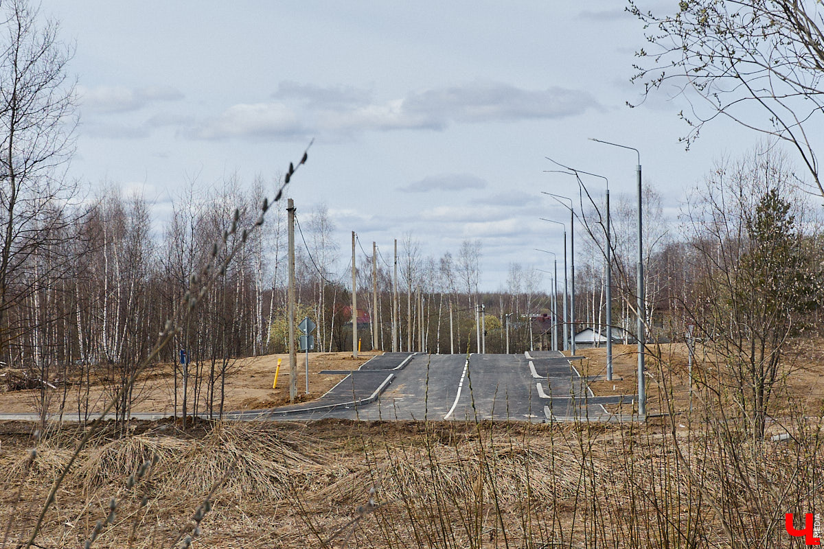 Юрьевец уже давно полноценная городская ячейка. Но мало кто знает, что сердце этого уголка поделено на две части. С одной стороны виден тихий сектор самых первых и уютных многоэтажек, с другой — растущие ввысь «человейники» с многочисленными магазинами. Ирина Коновалова прогулялась с нами по двум «параллельным мирам» микрорайона и рассказала, как изменились родные ей улочки за последние 15 лет.