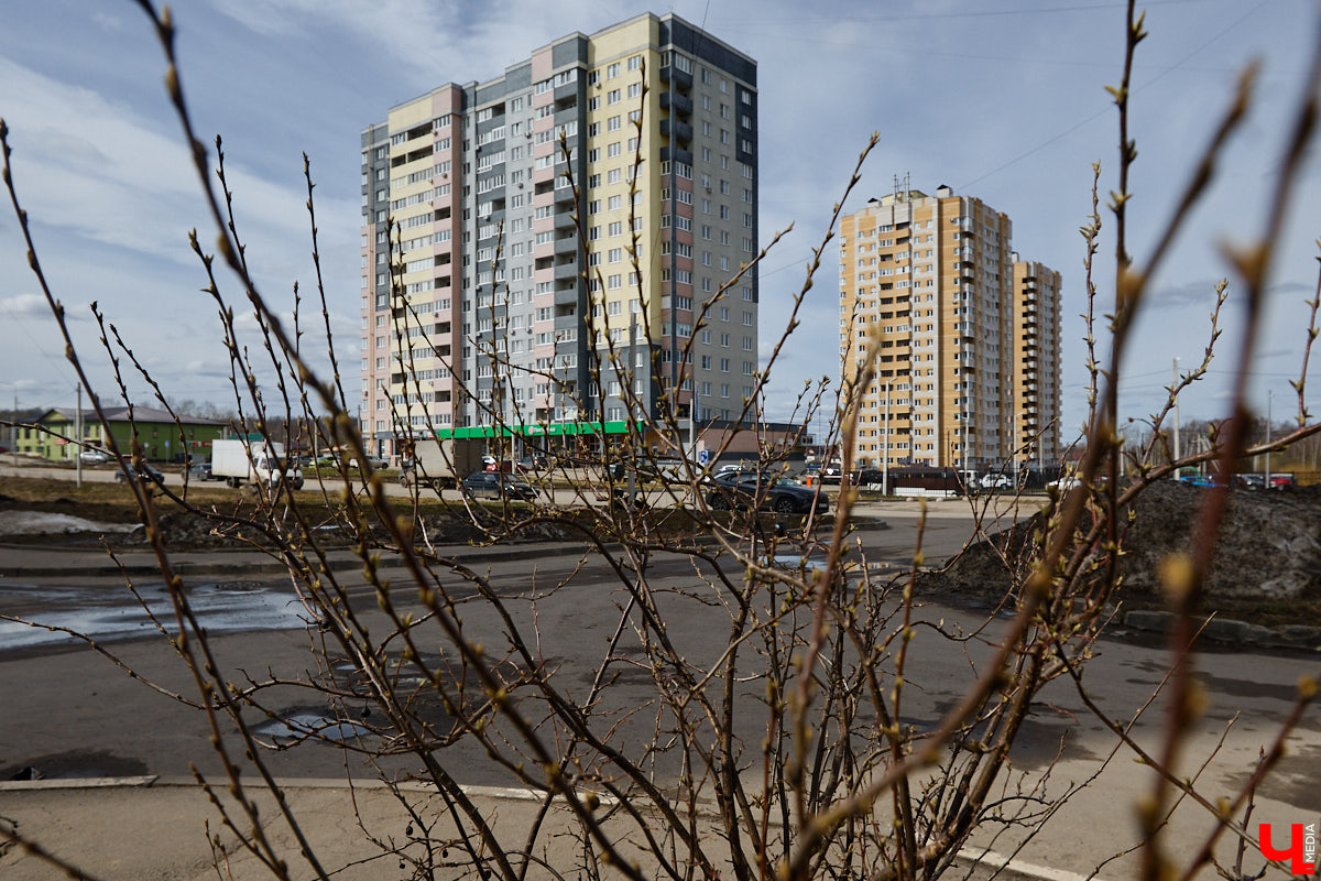 Юрьевец уже давно полноценная городская ячейка. Но мало кто знает, что сердце этого уголка поделено на две части. С одной стороны виден тихий сектор самых первых и уютных многоэтажек, с другой — растущие ввысь «человейники» с многочисленными магазинами. Ирина Коновалова прогулялась с нами по двум «параллельным мирам» микрорайона и рассказала, как изменились родные ей улочки за последние 15 лет.