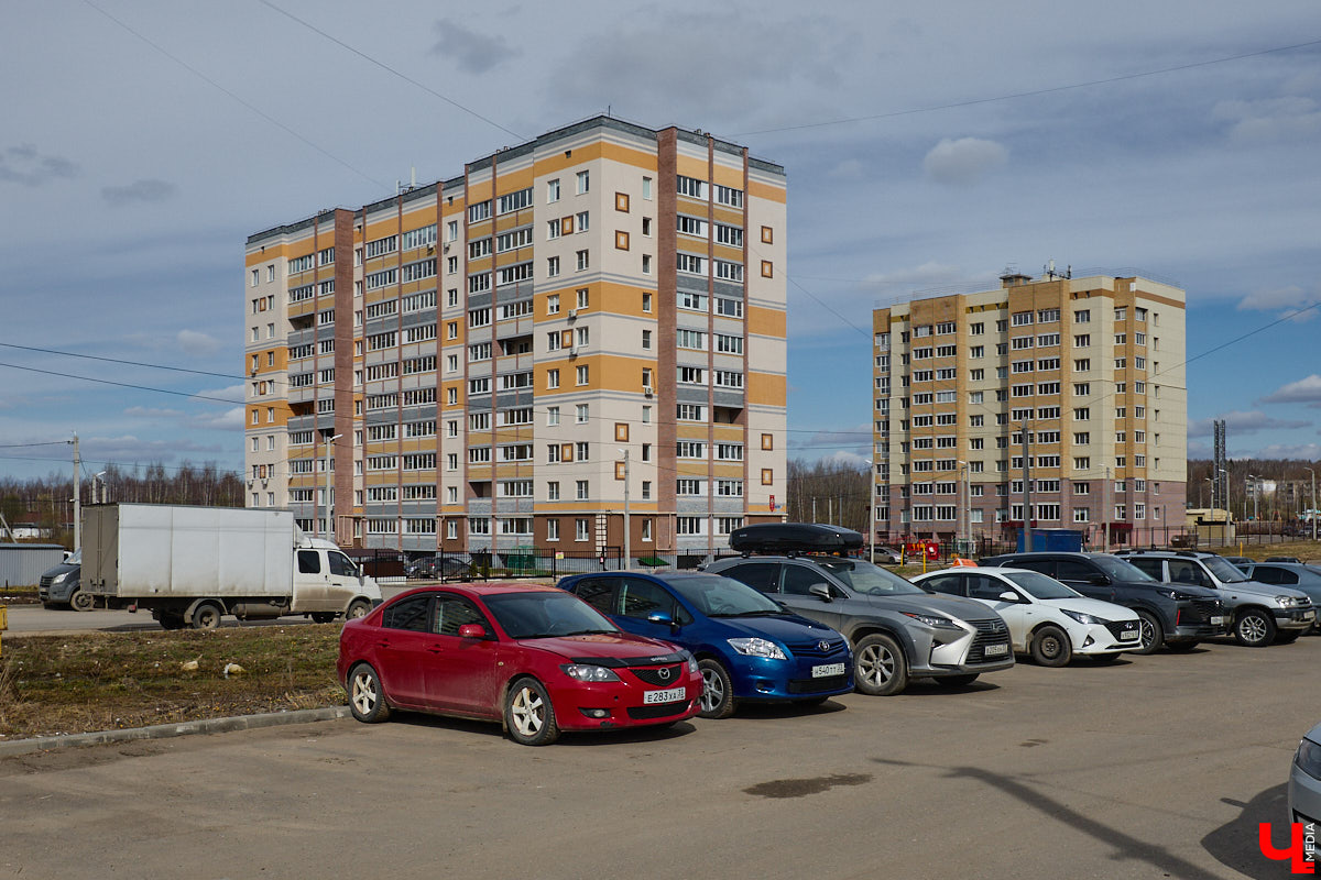 Юрьевец уже давно полноценная городская ячейка. Но мало кто знает, что сердце этого уголка поделено на две части. С одной стороны виден тихий сектор самых первых и уютных многоэтажек, с другой — растущие ввысь «человейники» с многочисленными магазинами. Ирина Коновалова прогулялась с нами по двум «параллельным мирам» микрорайона и рассказала, как изменились родные ей улочки за последние 15 лет.