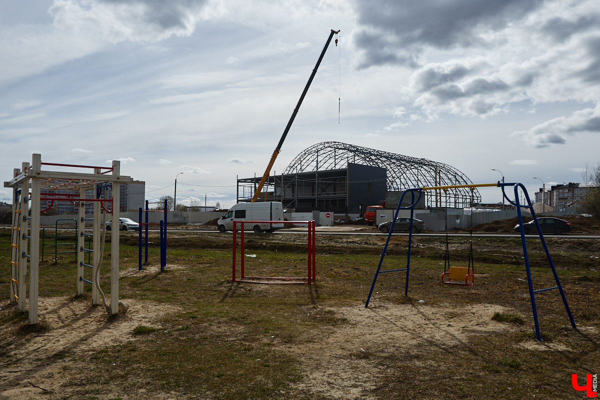 Юрьевец уже давно полноценная городская ячейка. Но мало кто знает, что сердце этого уголка поделено на две части. С одной стороны виден тихий сектор самых первых и уютных многоэтажек, с другой — растущие ввысь «человейники» с многочисленными магазинами. Ирина Коновалова прогулялась с нами по двум «параллельным мирам» микрорайона и рассказала, как изменились родные ей улочки за последние 15 лет.