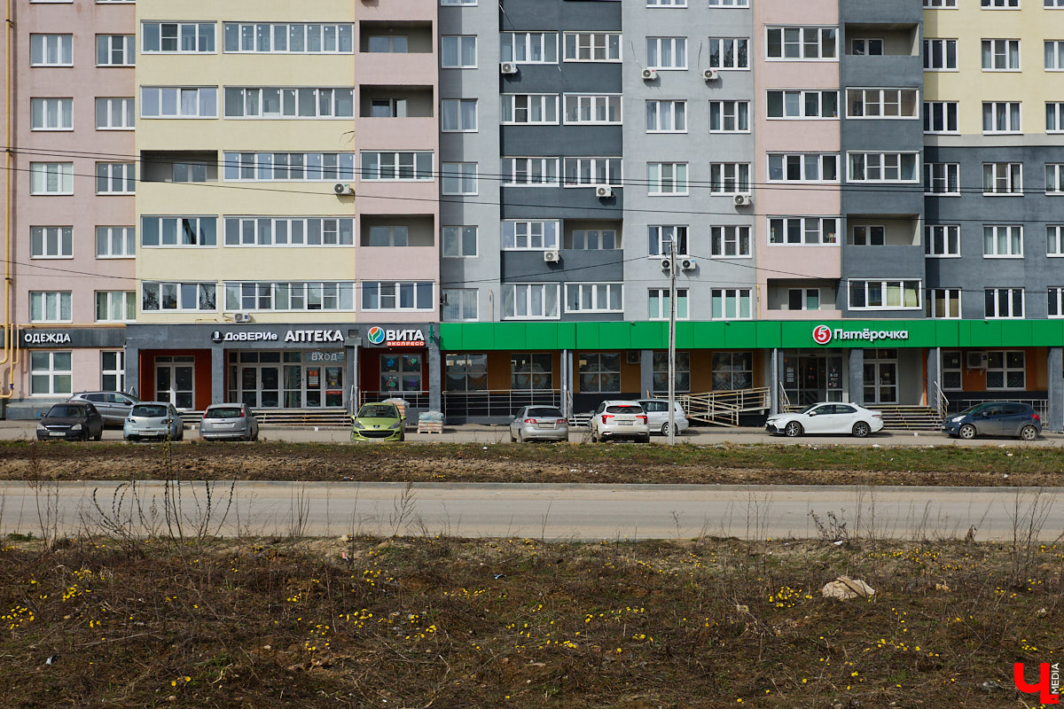 Юрьевец уже давно полноценная городская ячейка. Но мало кто знает, что сердце этого уголка поделено на две части. С одной стороны виден тихий сектор самых первых и уютных многоэтажек, с другой — растущие ввысь «человейники» с многочисленными магазинами. Ирина Коновалова прогулялась с нами по двум «параллельным мирам» микрорайона и рассказала, как изменились родные ей улочки за последние 15 лет.