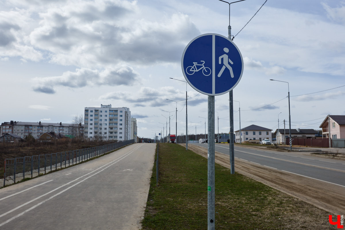 Юрьевец уже давно полноценная городская ячейка. Но мало кто знает, что сердце этого уголка поделено на две части. С одной стороны виден тихий сектор самых первых и уютных многоэтажек, с другой — растущие ввысь «человейники» с многочисленными магазинами. Ирина Коновалова прогулялась с нами по двум «параллельным мирам» микрорайона и рассказала, как изменились родные ей улочки за последние 15 лет.