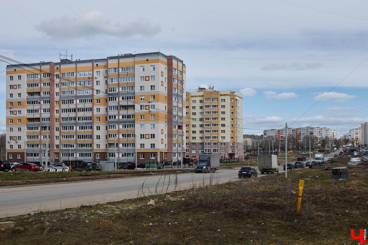 Юрьевец уже давно полноценная городская ячейка. Но мало кто знает, что сердце этого уголка поделено на две части. С одной стороны виден тихий сектор самых первых и уютных многоэтажек, с другой — растущие ввысь «человейники» с многочисленными магазинами. Ирина Коновалова прогулялась с нами по двум «параллельным мирам» микрорайона и рассказала, как изменились родные ей улочки за последние 15 лет.