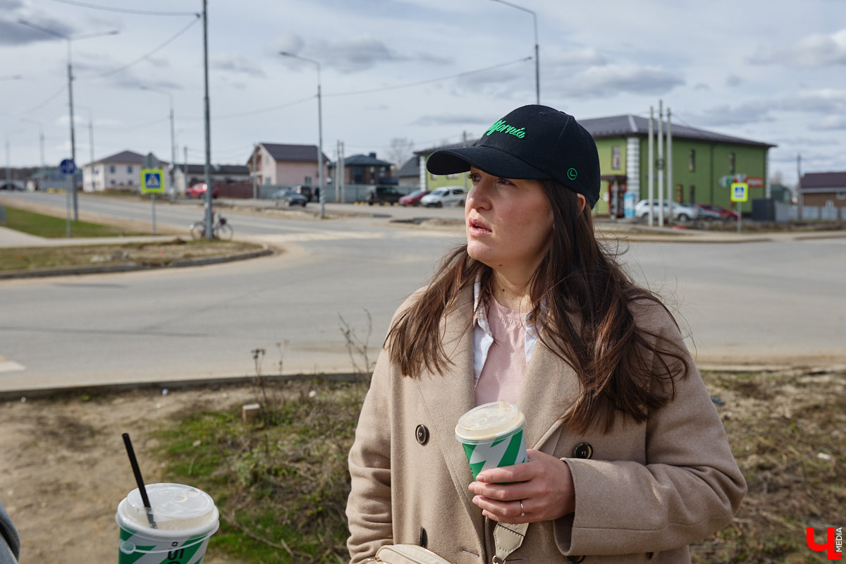 Юрьевец уже давно полноценная городская ячейка. Но мало кто знает, что сердце этого уголка поделено на две части. С одной стороны виден тихий сектор самых первых и уютных многоэтажек, с другой — растущие ввысь «человейники» с многочисленными магазинами. Ирина Коновалова прогулялась с нами по двум «параллельным мирам» микрорайона и рассказала, как изменились родные ей улочки за последние 15 лет.