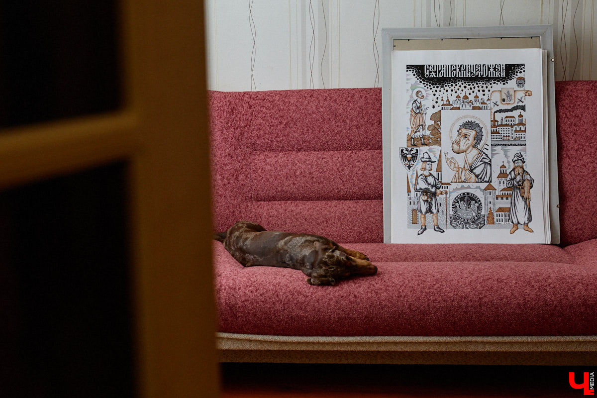 В обычной суздальской квартире живет график Александр Ерашов. Скромная обстановка никак не соответствует масштабам таланта мастера. На его счету несколько монументальных серий, которые «Ключ-Медиа» поспешил осветить. Тем более появился повод: вклад творца в развитие искусства оценила Российская академия художеств.